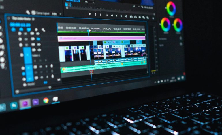 Εικόνα από το πρόγραμμα DaVinci Resolve σε υπολογιστή που δείχνει επεξεργασία βίντεο, αναπαριστώντας την υπηρεσία post production της Perigon Perspective.