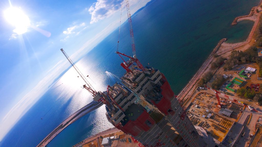 Εναέρια λήψη του Riviera Tower στο Ελληνικό από FPV drone, δημιουργημένη από την Perigon Perspective.