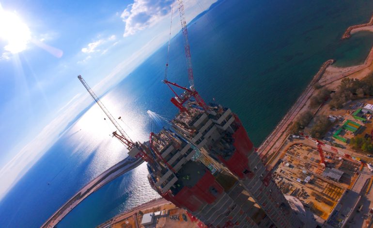 Εναέρια λήψη του Riviera Tower στο Ελληνικό από FPV drone, δημιουργημένη από την Perigon Perspective.