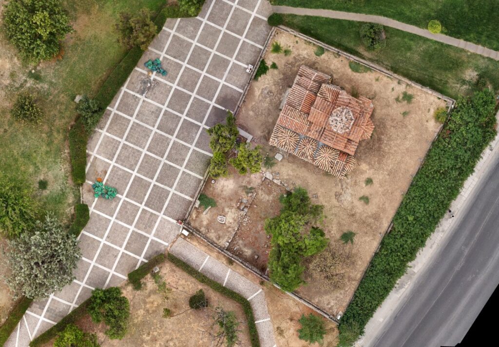 Ορθοεικόνα της Ομορφοκκλησιάς στη Λεωφόρο Βεΐκου στο Γαλάτσι και του διπλανού αρχαιολογικού χώρου, δημιουργημένη από την Perigon Perspective με drone.