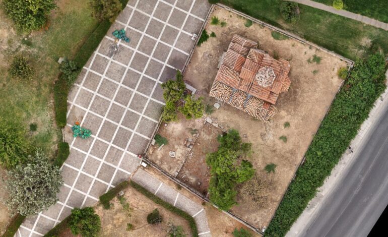 Ορθοεικόνα της Ομορφοκκλησιάς στη Λεωφόρο Βεΐκου στο Γαλάτσι και του διπλανού αρχαιολογικού χώρου, δημιουργημένη από την Perigon Perspective με drone.